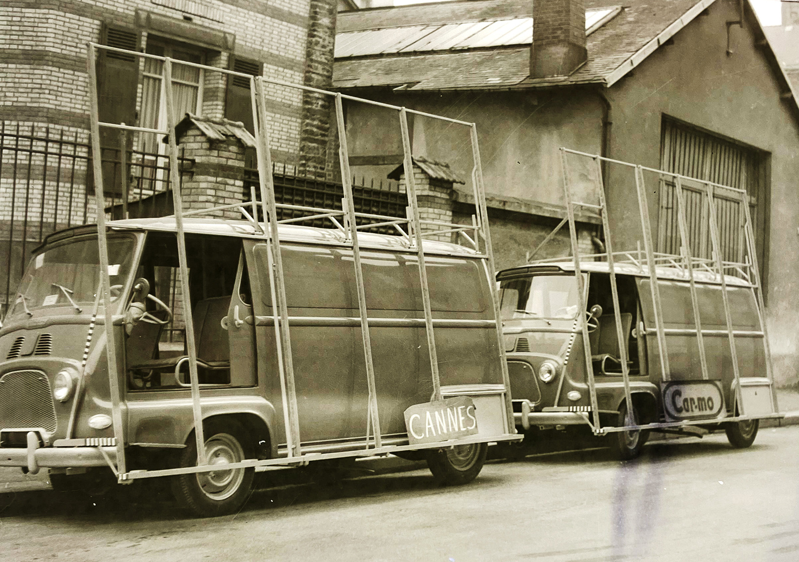 Renault Estafette 1959-1980. Premier véhicule traction lancé par RENAULT, structure car-mo tubulaire avec garnissage vinyl agrafé sur fourrure bois