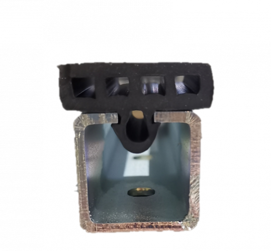 Profil caoutchouc alvéolé en couronne de 20ml pour montant de pupitre